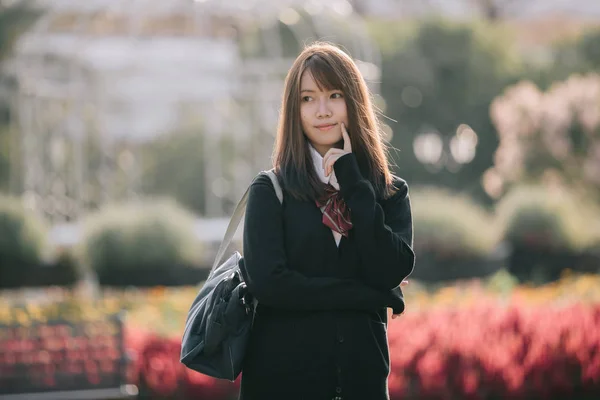 Retrato Asiático Japonês Escola Menina Traje Olhando Para Parque Livre — Fotografia de Stock