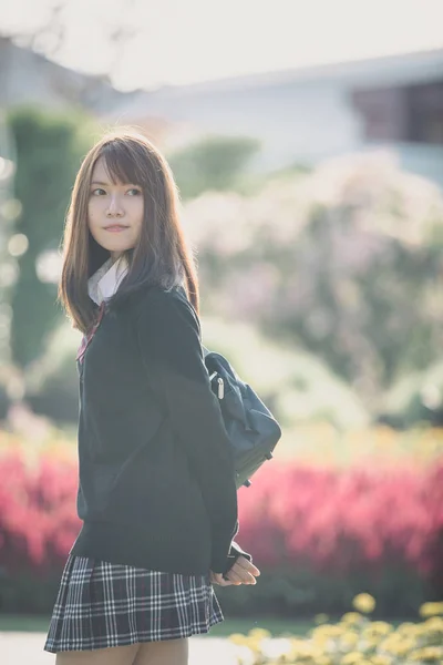 Retrato Asiático Japonês Escola Menina Traje Olhando Para Parque Livre — Fotografia de Stock