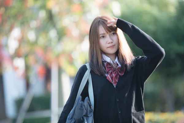 Retrato Asiático Japonés Escuela Chica Traje Buscando Parque Aire Libre —  Fotos de Stock