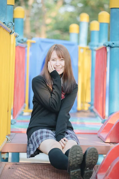 Retrato Asiático Japonês Escola Menina Traje Olhando Para Parque Livre — Fotografia de Stock