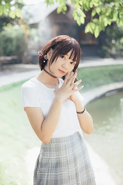 Portrait Fille Asiatique Avec Chemise Blanche Jupe Recherche Plein Air — Photo