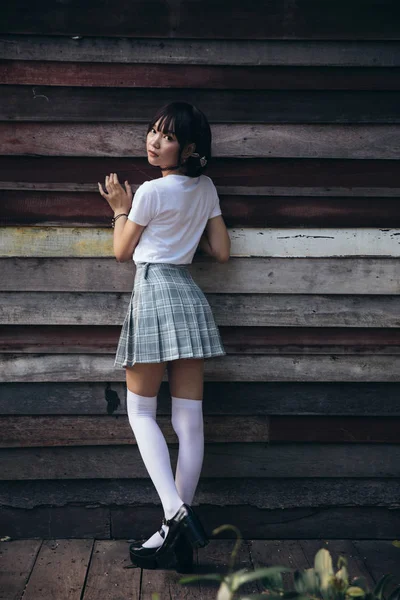 Retrato Menina Asiática Com Camisa Branca Saia Olhando Natureza Livre — Fotografia de Stock