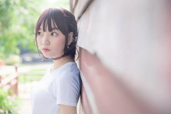 Portret Van Aziatische Meisje Met Wit Shirt Rok Zoek Outdoor — Stockfoto
