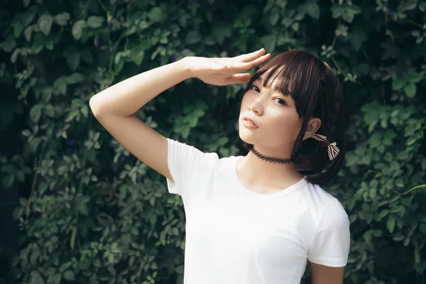 Retrato Menina Asiática Com Camisa Branca Saia Olhando Natureza Livre — Fotografia de Stock