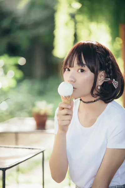 Ritratto Ragazza Asiatica Con Camicia Bianca Gonna Mangiare Gelato Natura — Foto Stock