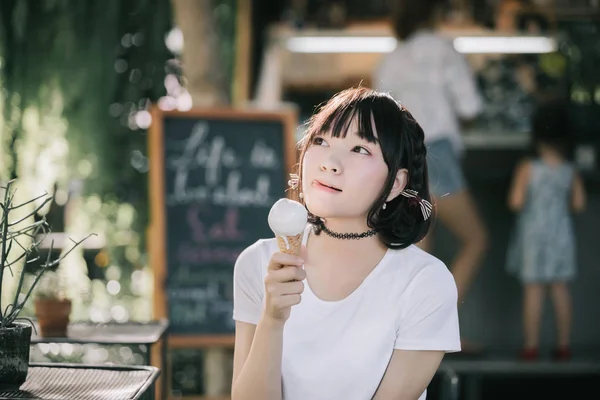 Retrato Asiático Chica Con Blanco Camisa Falda Comer Helado Aire —  Fotos de Stock