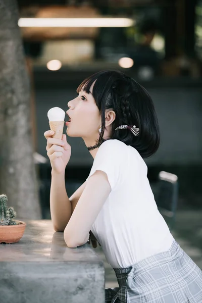 Ritratto Ragazza Asiatica Con Camicia Bianca Gonna Mangiare Gelato Natura — Foto Stock