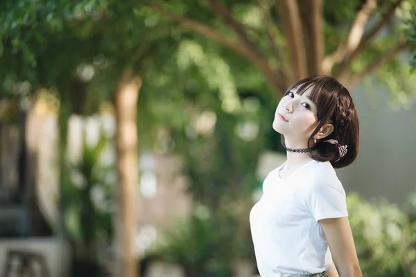 Retrato Chica Asiática Con Camisa Blanca Falda Buscando Naturaleza Aire — Foto de Stock