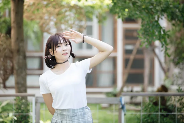 Retrato Menina Asiática Com Camisa Branca Saia Olhando Natureza Livre — Fotografia de Stock