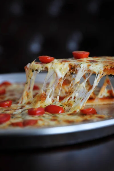 Pizza Tomate Cerise Sur Fond Bois — Photo