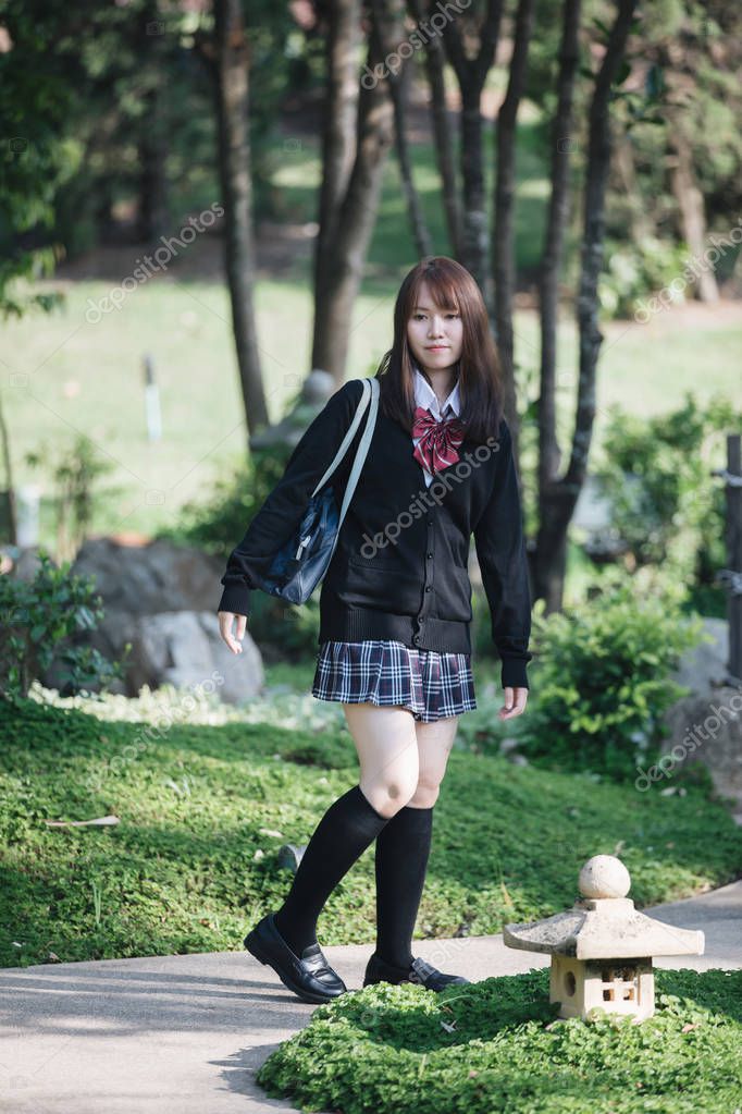 Japanische Schulmaedchen Kostuem Lutschen