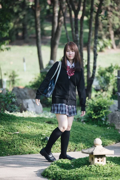 Porträtt Asiatiska Japanska School Girl Kostym Tittar Park Utomhus Film — Stockfoto