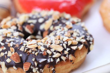Çikolatalı badem çilekli Donut beyaz arka plan üzerinde izole.