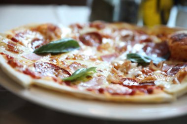 biberli salam ve jambon pizza Restoran arka planda