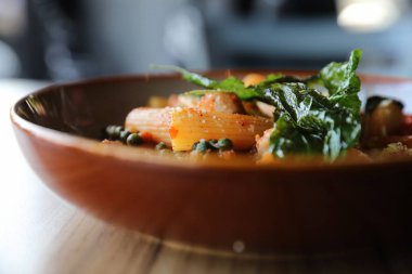 Ahşap zemin, İtalyan yemekleri üzerine domates soslu sosisli makarna