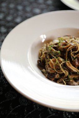 Spagetti truffle krema soslu mantar