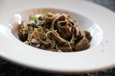 Spagetti truffle krema soslu mantar