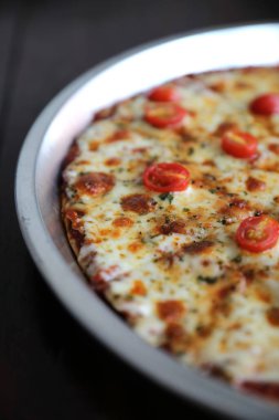 Ahşap arka plan üzerinde pizza kiraz domates