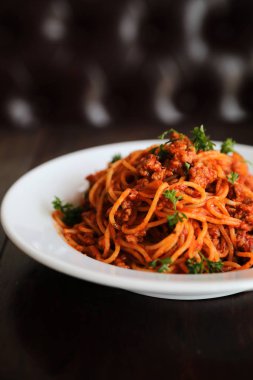 Spagetti bolognese ahşap zemin, İtalyan yemekleri üzerine