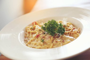 Pastırma ve sarımsak, ahşap masa arka plan ile makarna beyaz sos (spagetti Carbonara)