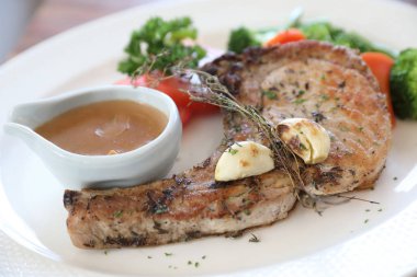 ahşap masa arka plan ile yemek üzerinde sebze ile ızgara domuz pirzolası