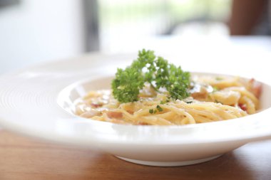 Pastırma ve sarımsak, ahşap masa arka plan ile makarna beyaz sos (spagetti Carbonara)