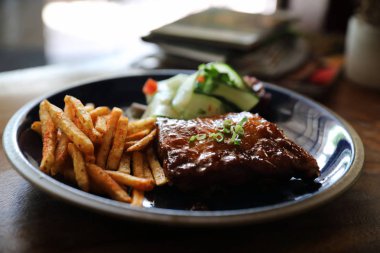 ızgara domuz pirzola biftek bir restoranda eski rustik ahşap üzerinde taze sebze ile