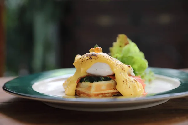 Comida Desayuno Benedicto Huevo Huevo Escalfado Con Salsa Amarilla Con — Foto de Stock