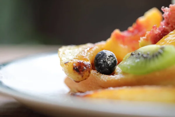 Sobremesa Assado Waffle Com Frutas Kiwo Uva Berry Sorvete Baunilha — Fotografia de Stock