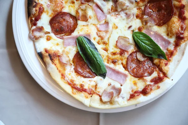 Bacon Ham Pizza Pepperoni Restaurant Achtergrond — Stockfoto