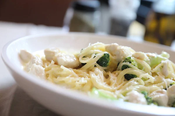Alfredo Spaghetti Broccoli Chicken White Sauce Restaurant Background — Stock Photo, Image