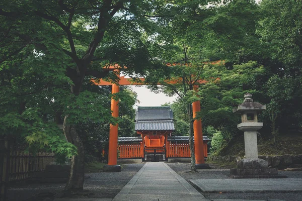 日本のカエデの木で日本のお寺のヴィンテージ映画スタイルは京都で葉します — ストック写真