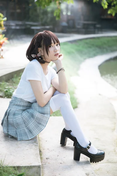 Retrato Chica Asiática Con Camisa Blanca Falda Sentado Naturaleza Aire —  Fotos de Stock