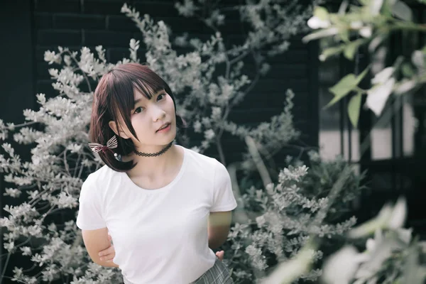 Retrato Menina Asiática Com Camisa Branca Saia Olhando Natureza Livre — Fotografia de Stock