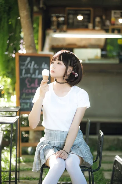 Retrato Menina Asiática Com Camisa Branca Saia Comer Sorvete Exterior — Fotografia de Stock