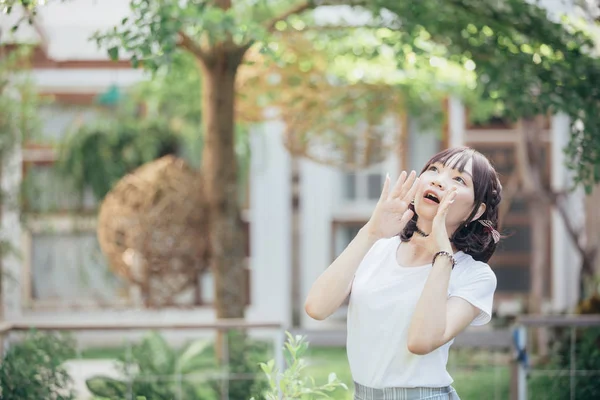 Retrato Chica Asiática Con Camisa Blanca Falda Lshouting Naturaleza Aire —  Fotos de Stock