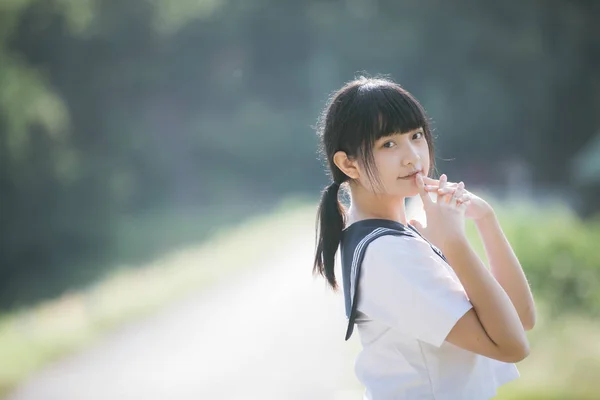 Porträt Der Asiatischen Japanischen Schulmädchen Kostüm Blick Auf Park Outdoor — Stockfoto