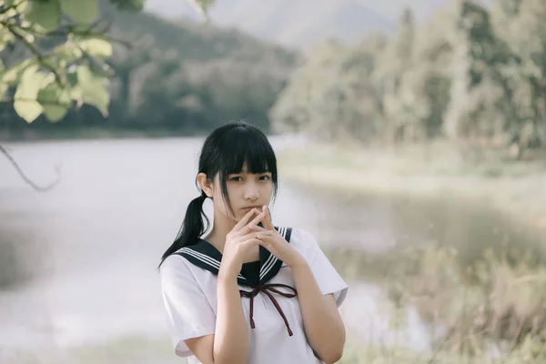 Ritratto Asiatica Giapponese Scuola Ragazza Costume Guardando Parco All Aperto — Foto Stock