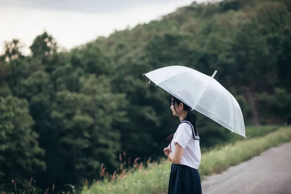 亚洲日本学校女孩服装的肖像看公园户外电影复古风格 — 图库照片