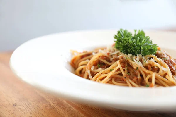 Spagetti Bolognese Darált Marhahússal Paradicsommártással Parmezános Sajttal Bazsalikommal Díszítve Olasz — Stock Fotó