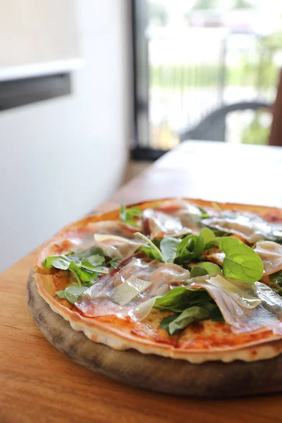 Pizza Con Ensalada Jamón Parma Cohete Salsa Tomate Con Fondo —  Fotos de Stock