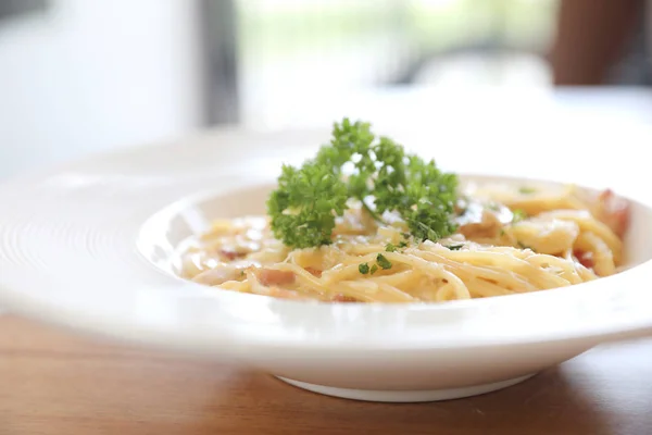 Спагетті Білий Соус Spaghetti Carbonara Беконом Часником Фоні Дерев Яного — стокове фото