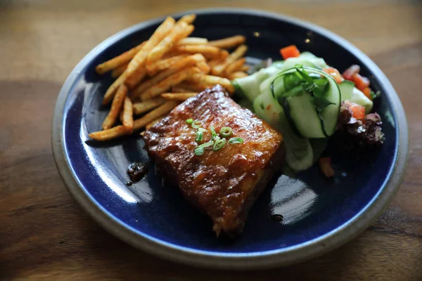 Barbecued Pork Ribs Steak Fresh Vegetables Old Rustic Wooden Restaurant — Stock Photo, Image