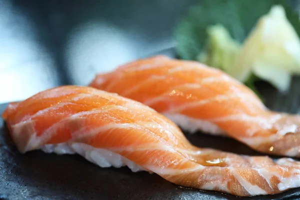 Суши Лосося Черной Тарелке Японской Еды — стоковое фото