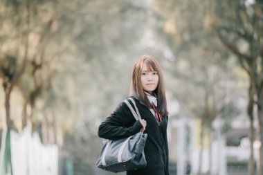 Asya Japon okul kız kostüm park açık film vintage tarzı seyir portresi