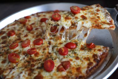 Ahşap arka plan üzerinde pizza kiraz domates