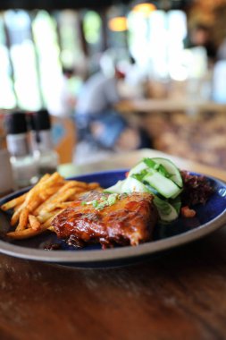 ızgara domuz pirzola biftek bir restoranda eski rustik ahşap üzerinde taze sebze ile
