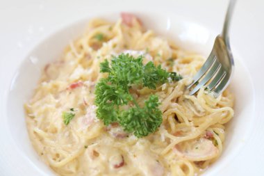 Pastırma ve sarımsak, ahşap masa arka plan ile makarna beyaz sos (spagetti Carbonara)
