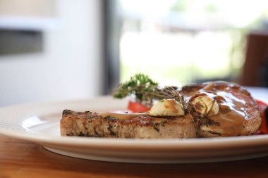 ahşap masa arka plan ile yemek üzerinde sebze ile ızgara domuz pirzolası