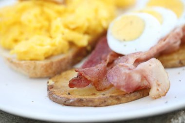 Sahanda yumurta, kızarmış patates pastırma ve karides ile kahvaltı
